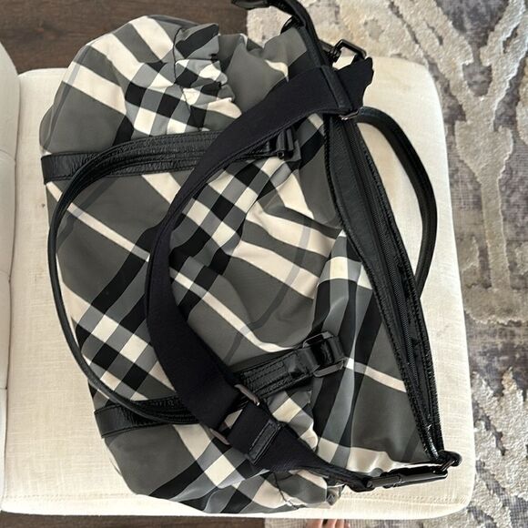 Burberry nova check diaper bag with patent strap and bottom. Like new condition - Picture 5 of 10